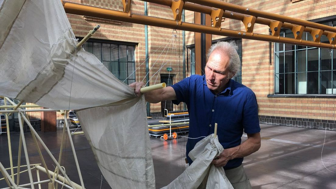 Kunstenaar Theo Jansen met zijn strandbeest in het Gemeentemuseum. 