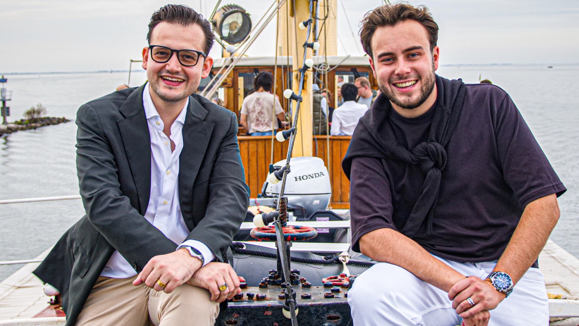 Tom (L) en Tim (R) hebben een succesvol Sinterklaas-verhuurbedrijf