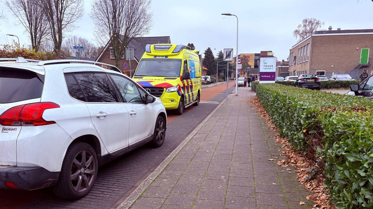 112 Nieuws: Fietser naar ziekenhuis na aanrijding in Hardenberg