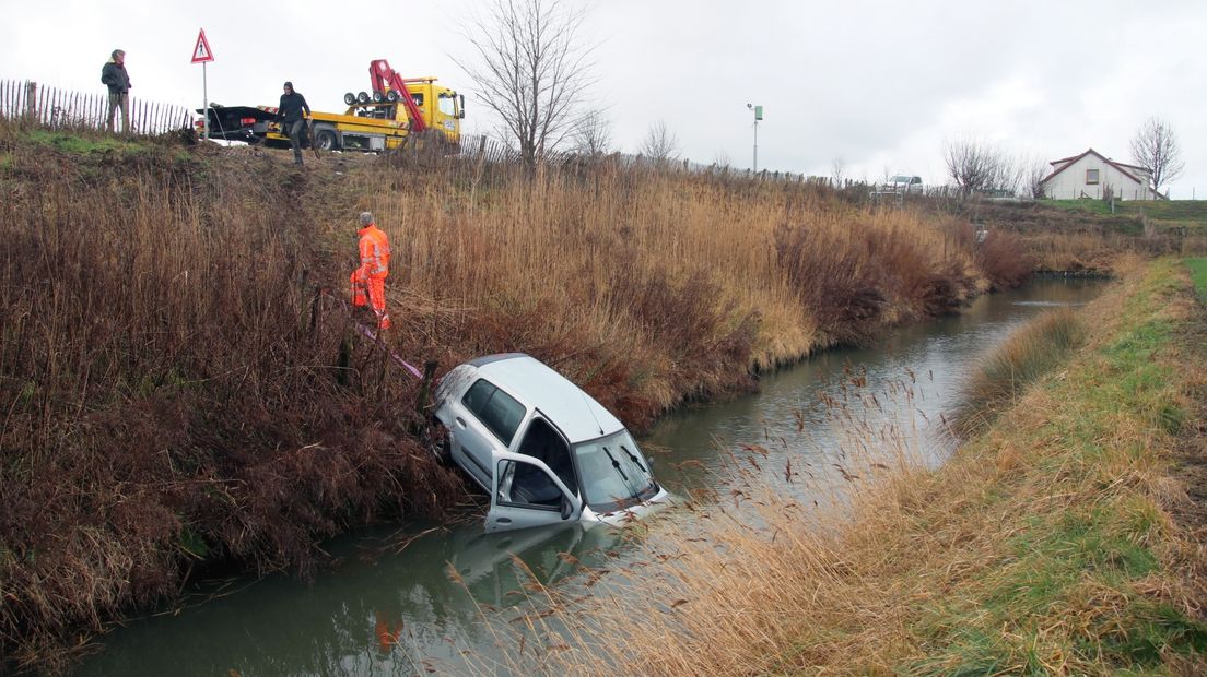 Auto belandt in de sloot bij Oud-Vossemeer