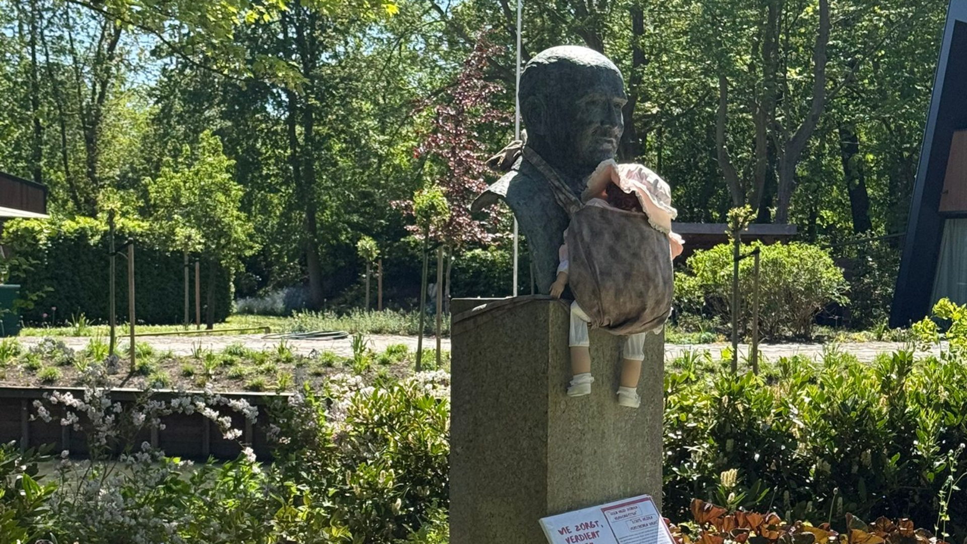 Dolle Mina's hangen draagdoeken aan Utrechtse standbeelden