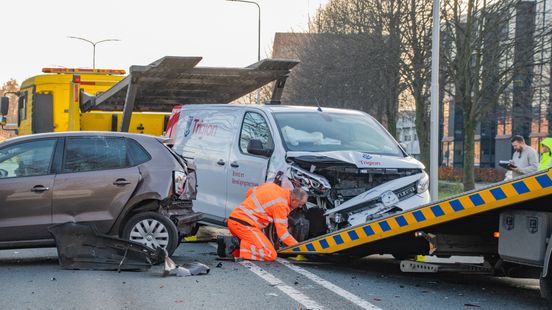Meerdere autos betrokken bij ongeluk in Nieuwegein | Explosief gaat af bij zorginstelling Montfoort. Meerdere autos betrokken bij ongeluk in Nieuwegein | Explosief gaat af bij zorginstelling Montfoort.