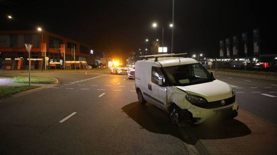 Botsing op kruising in Apeldoorn: één bestuurder naar ziekenhuis