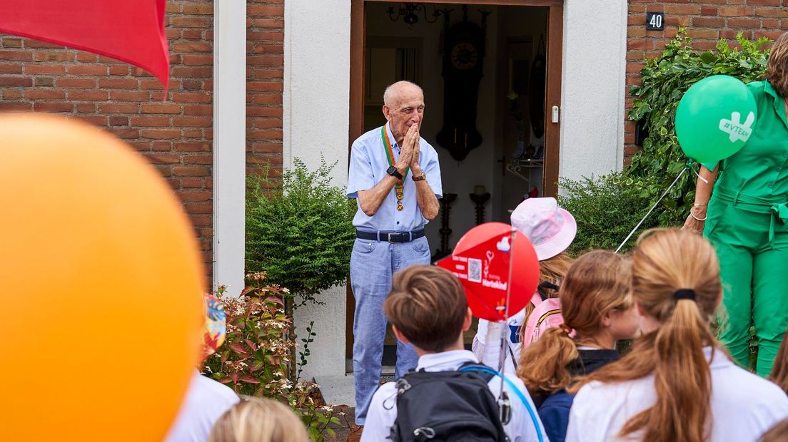 Bert van der Lans krijgt bezoek van een nieuwe generatie wandelaars.