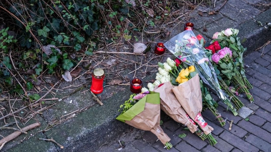 Op de plek van het steekincident liggen bloemen en kaarsjes