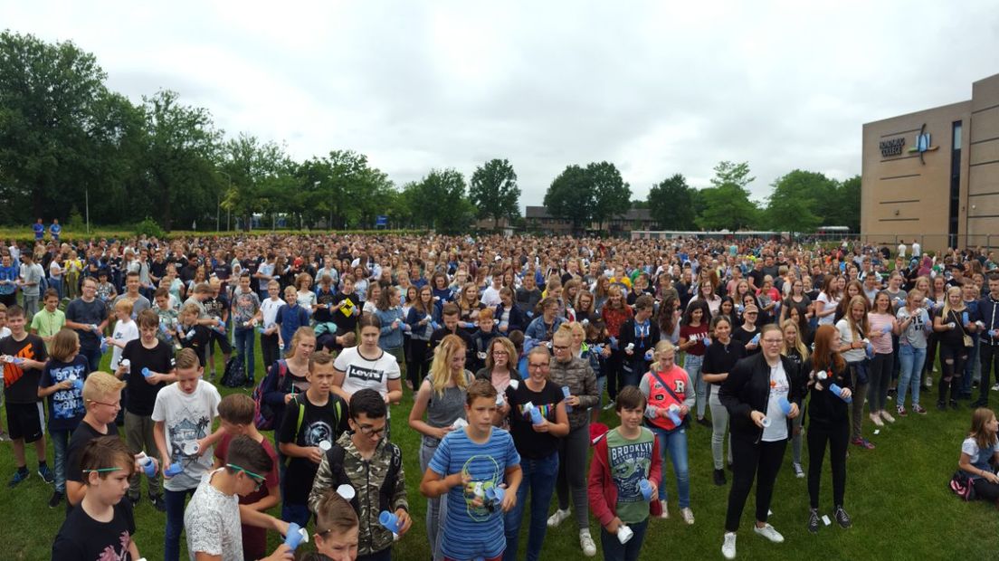 1800 leerlingen vestigen wereldrecord (Rechten: Dylan de Lange/RTV Drenthe)