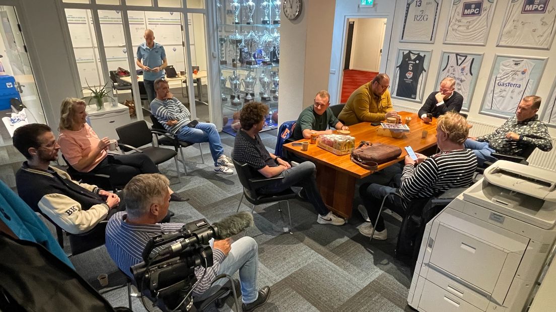 Journalisten en het bestuur van Donar tijdens een persmoment