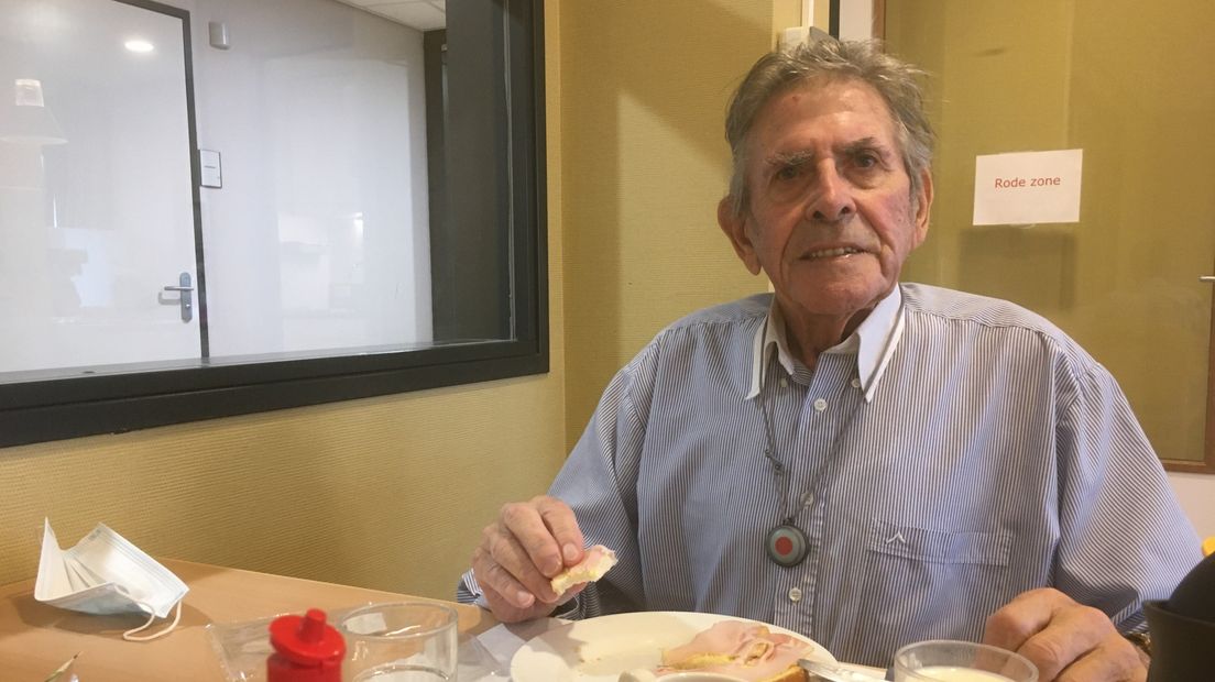 De 87-jarige meneer Waldenbach voelt zich nog altijd beroerd na het coronavirus te hebben opgelopen