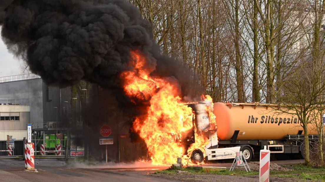 De brand zorgt voor veel rook