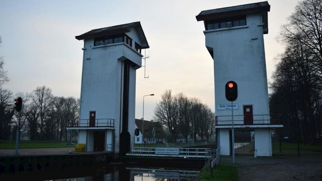 De sluis in het Twentekanaal bij Delden