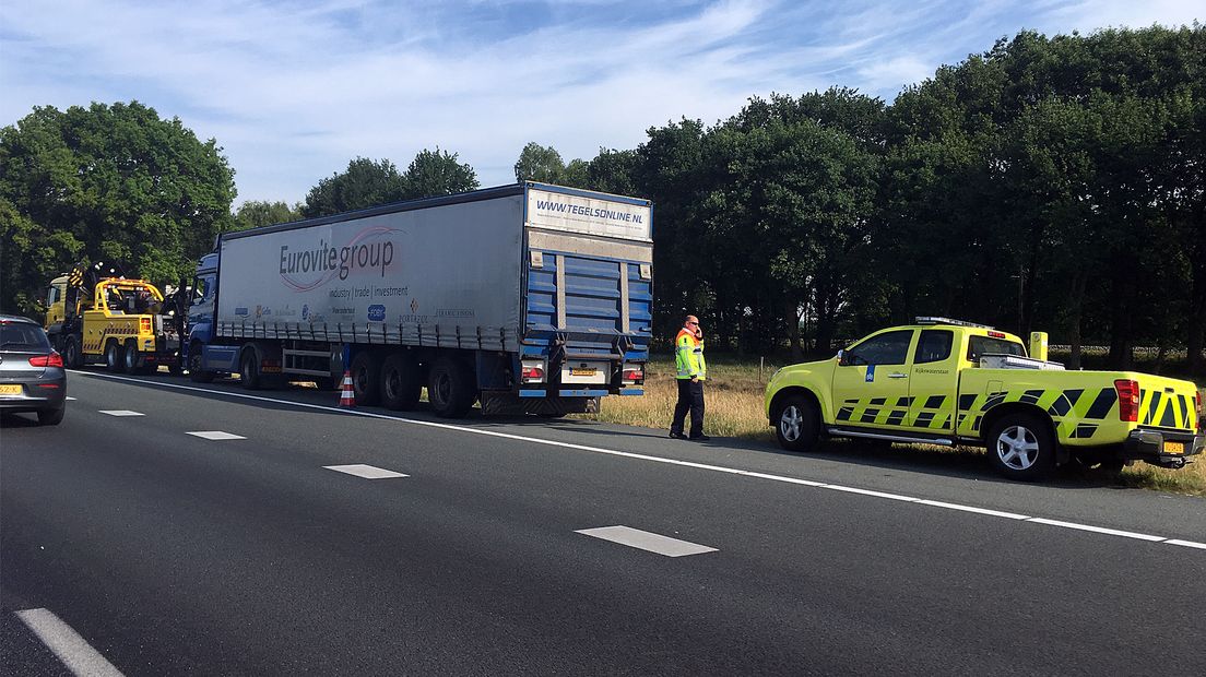 Vrachtwagen met pech langs de A12.