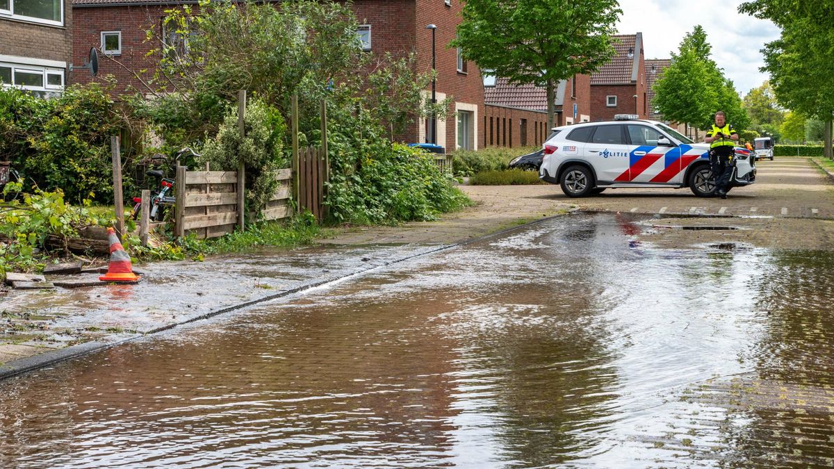 Straat onder water in Heerenveen | Weg bij Drachten weer vrij van beton
