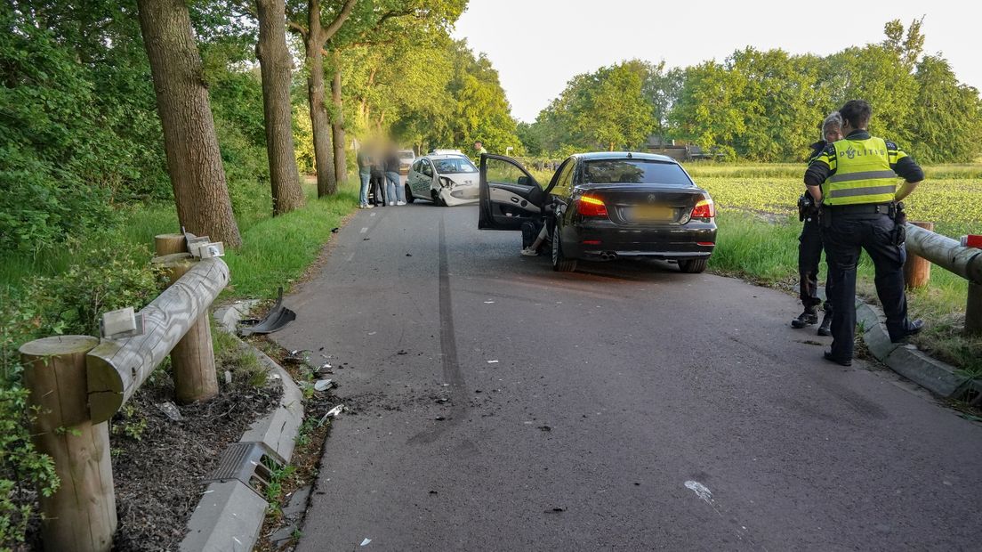 Twee auto's botsten op elkaar