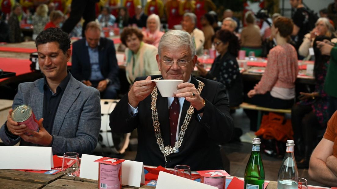 De burgemeester was ook bij de vrijheidsmaaltijd