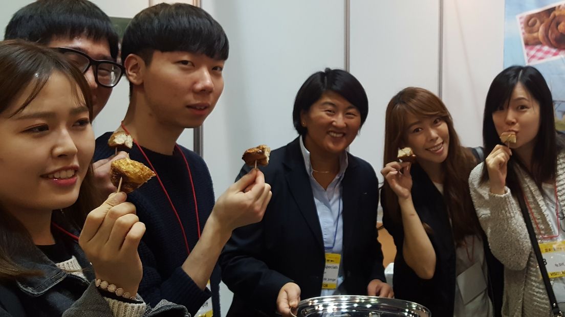Koreanen proeven Zeeuwse bolus