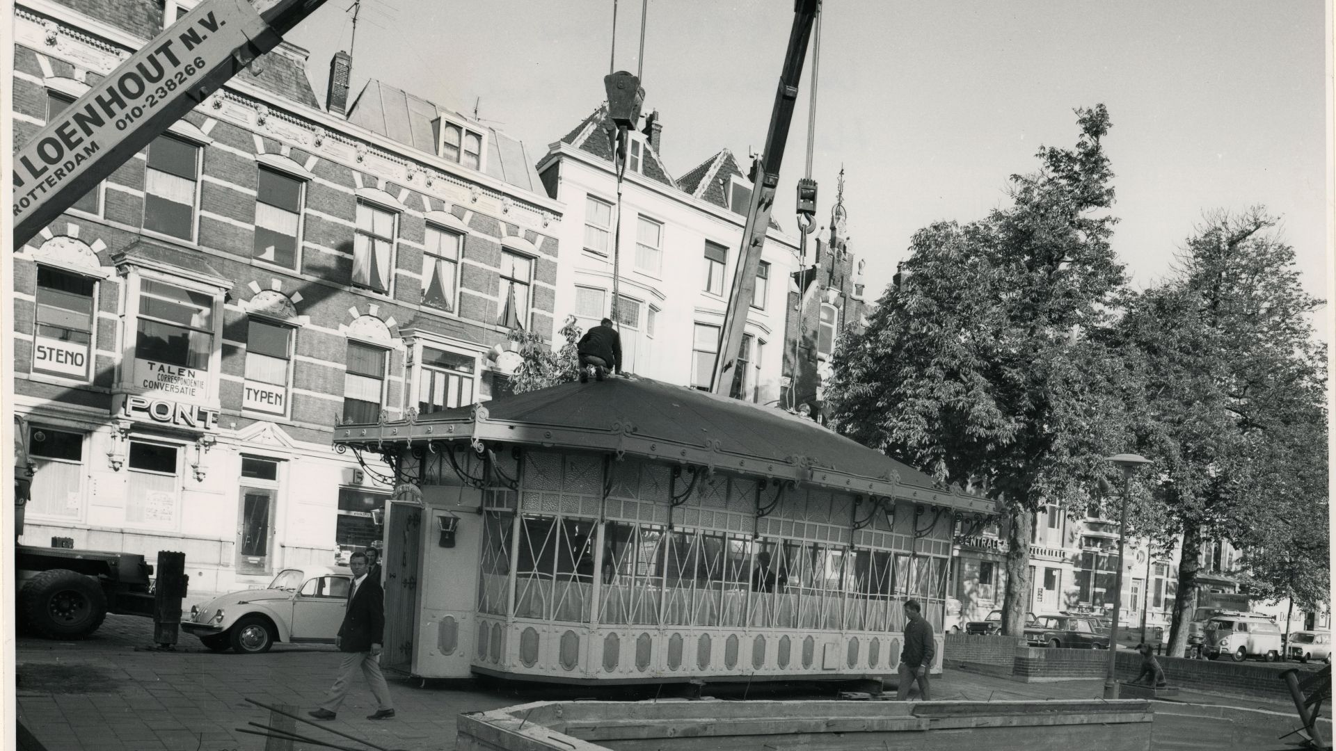 Het Oude Tramhuis wordt in 1971 op de huidige plek aan het Hermesplantsoen getakeld