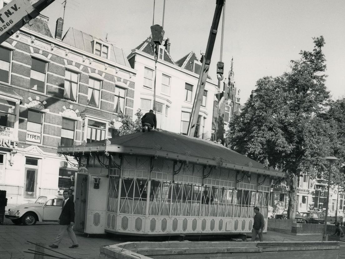 Het Oude Tramhuis wordt in 1971 op de huidige plek aan het Hermesplantsoen getakeld