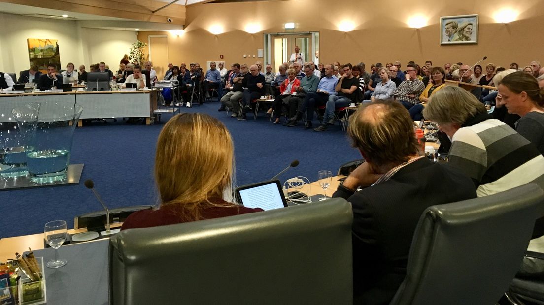 Ruim honderd campingeigenaren kwamen naar de gemeenteraadsvergadering over de plannen van camping Duinrand