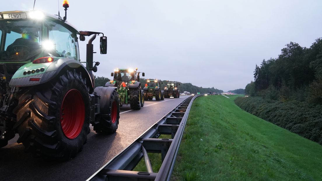 Een lange rij trekkers rijdt de A28 op (Rechten: RTV Drenthe/Kim Stellingwerf)