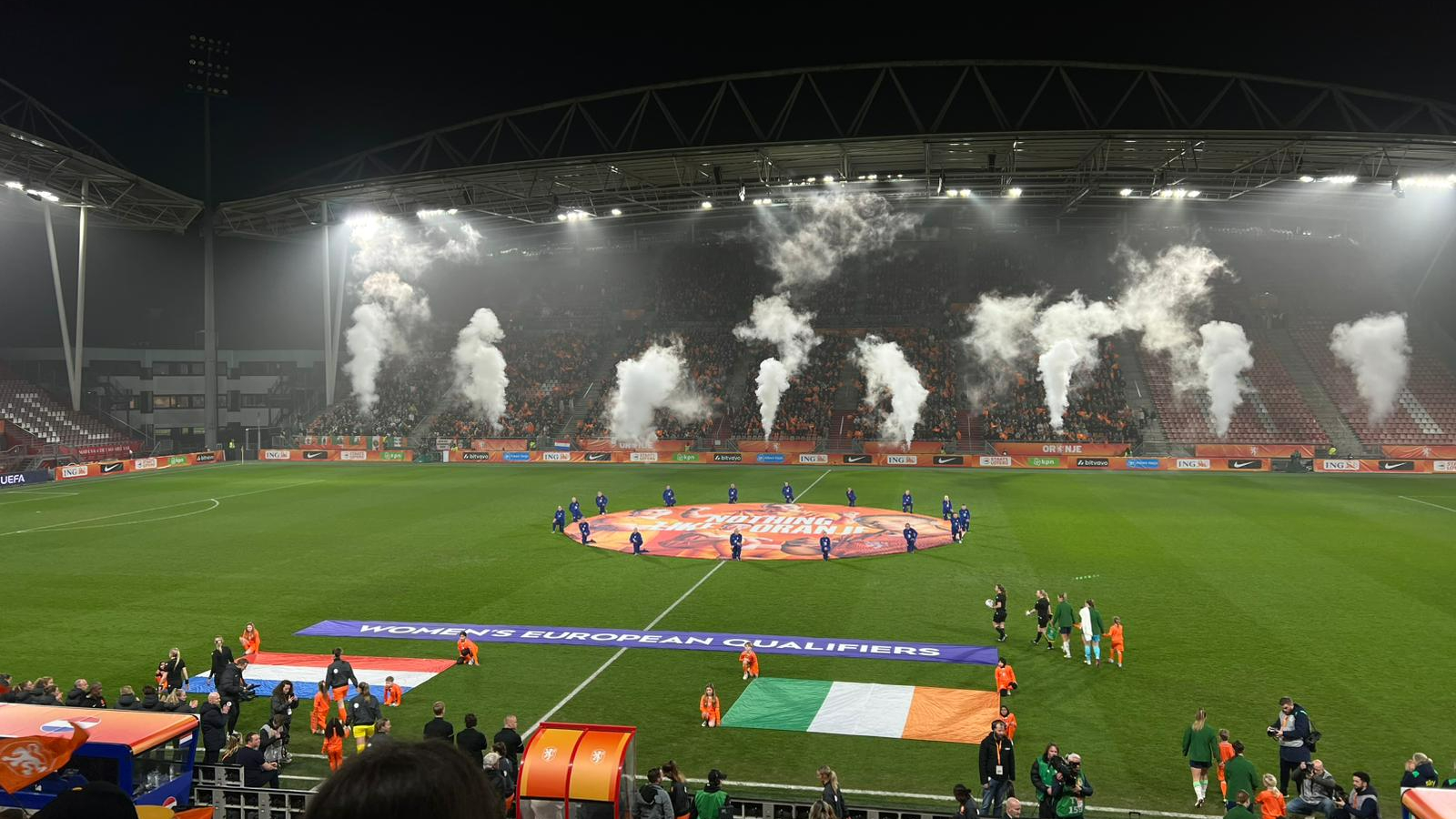 Sfeervol Galgenwaard ziet Oranjevrouwen winnen van Ierland: 'Erg leuk hier'