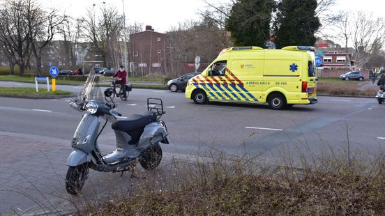 Scooterrijder gewond na botsing met auto op kruising in Emmen. Scooterrijder gewond na botsing met auto op kruising in Emmen.