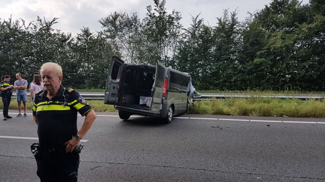 Een inzittende van een busje is zaterdag om het leven gekomen bij een ongeluk op de A30. Een andere betrokkene raakte zwaargewond. De snelweg zat tussen Scherpenzeel en industrieterrein Harselaar in de gemeente Barneveld urenlang dicht.