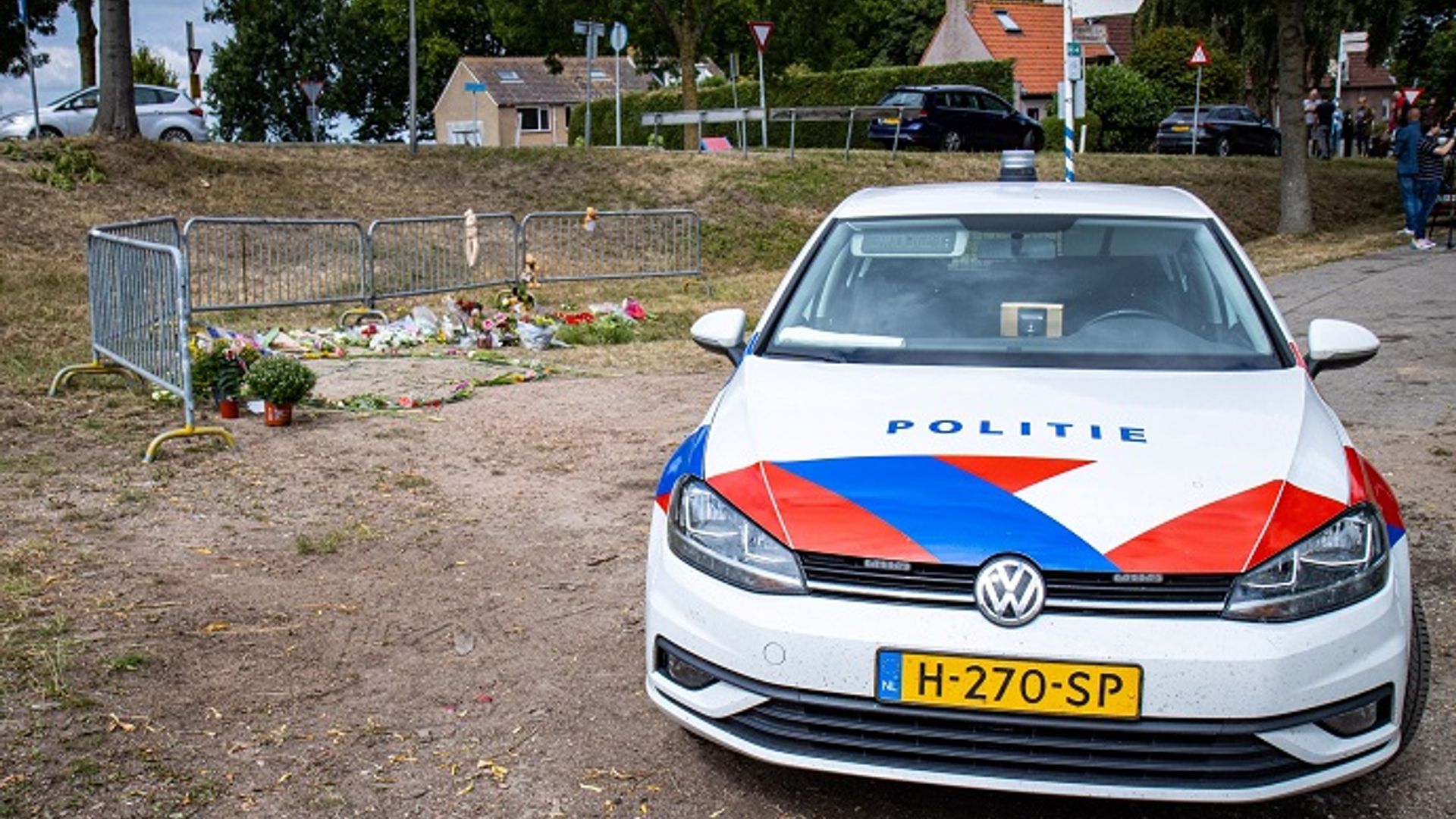 Op de plek waar het ongeluk gebeurde, worden bloemen gelegd