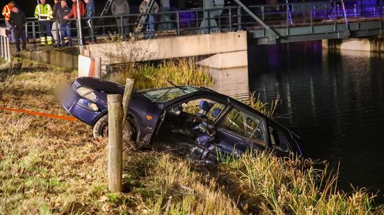Gewonden na ongeval bij kanaal Loenen. Gewonden na ongeval bij kanaal Loenen.