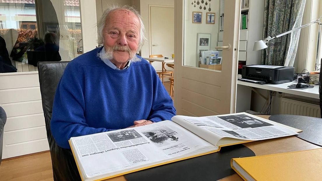 Jaap Nienhuis met een plakboek vol herinneringen