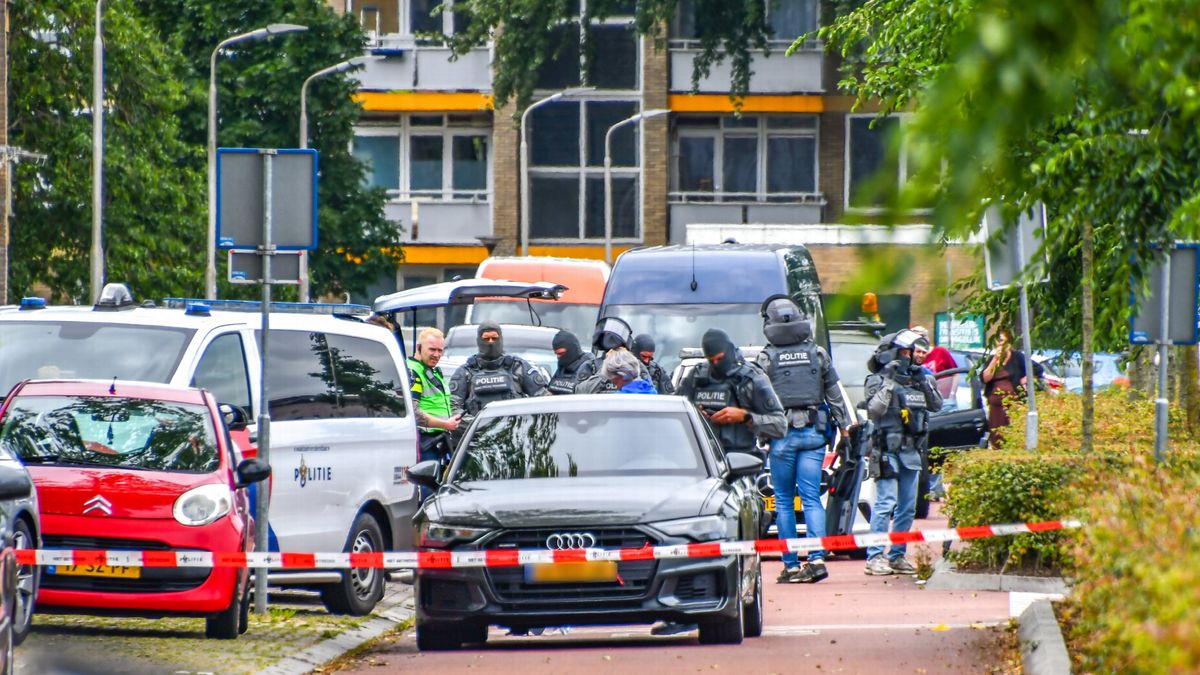 Inval van DSI in Leeuwarden | Politie pakt twee verdachten op voor mishandeling Wâlterswâld