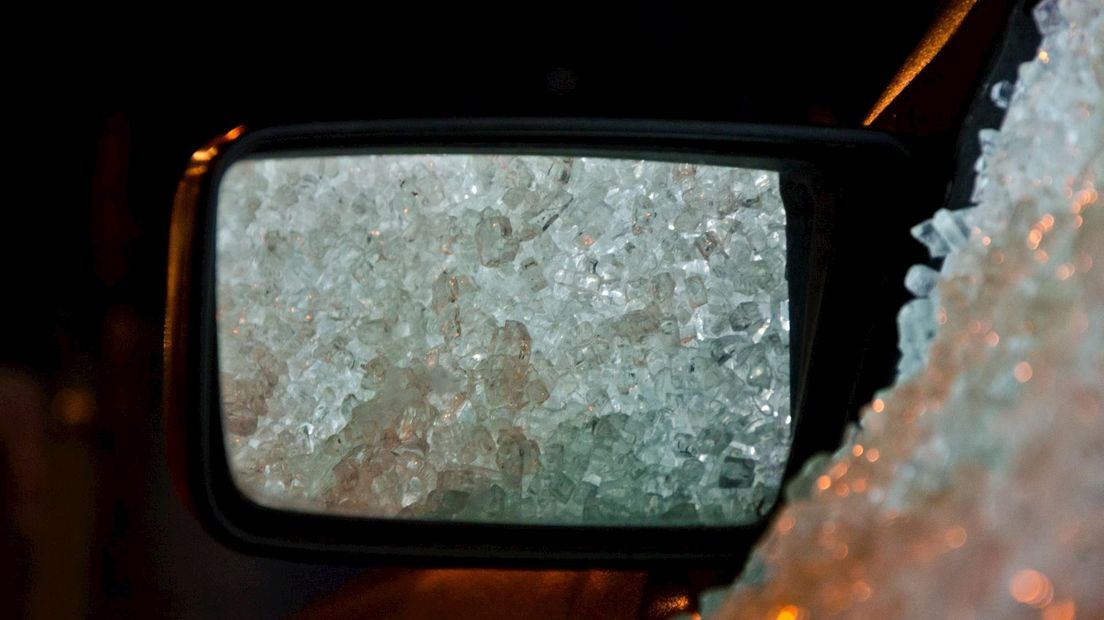 Autoruit kapot geslagen