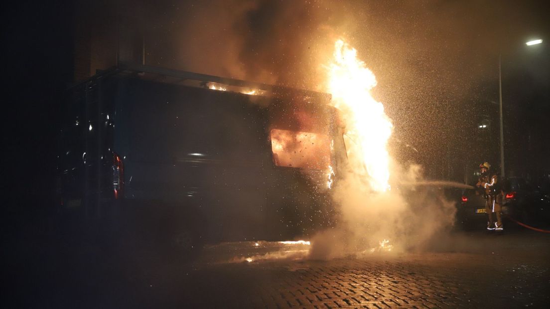 Bestelbus wordt geblust aan de de Gravinnendreef in Den Haag