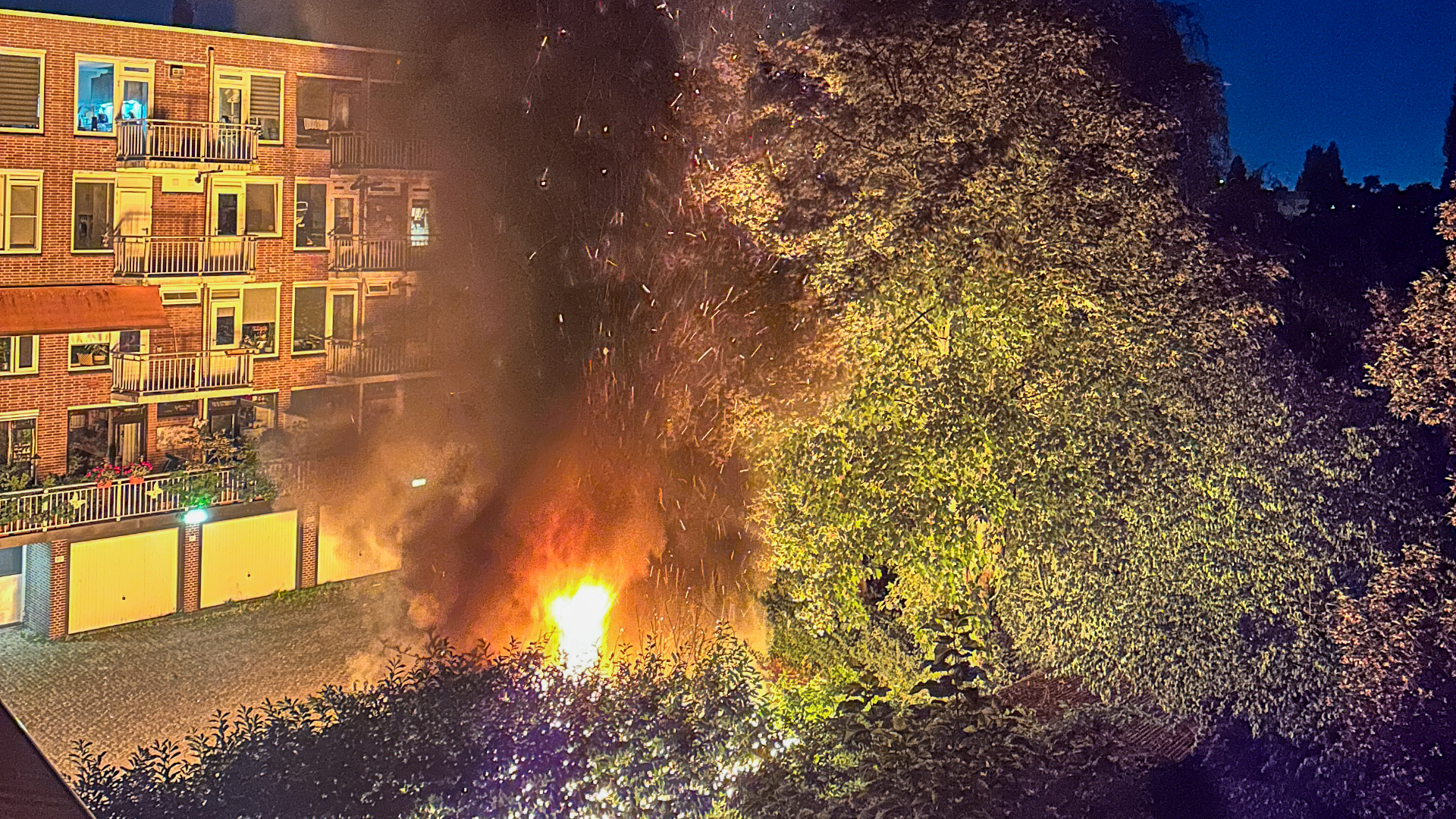 Auto's in vlammen op in Vlaardingen
