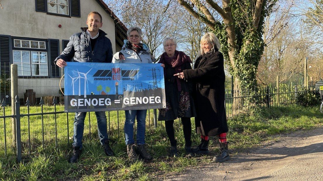 Leden van Belangengroep Emergo met een spandoek