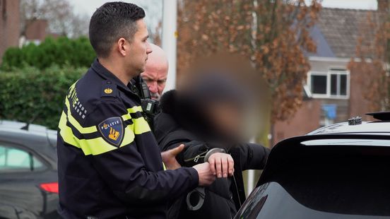 Bekende drugsdealer lijkt niets bij zich te hebben, tot agenten hem fouilleren Home