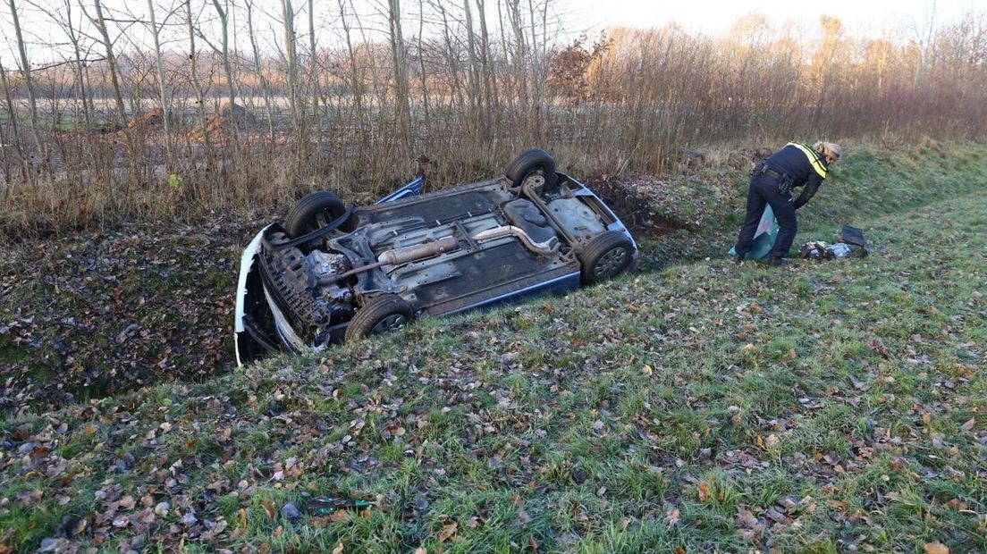 Auto op de kop in een greppel naast de N34 (Rechten: Van Oost Media)