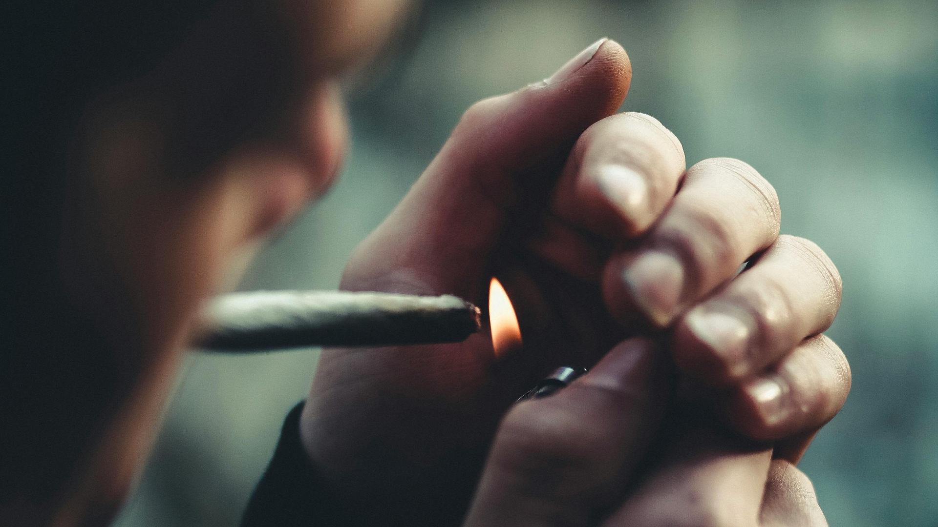 Illustratie van een man die een joint aansteekt