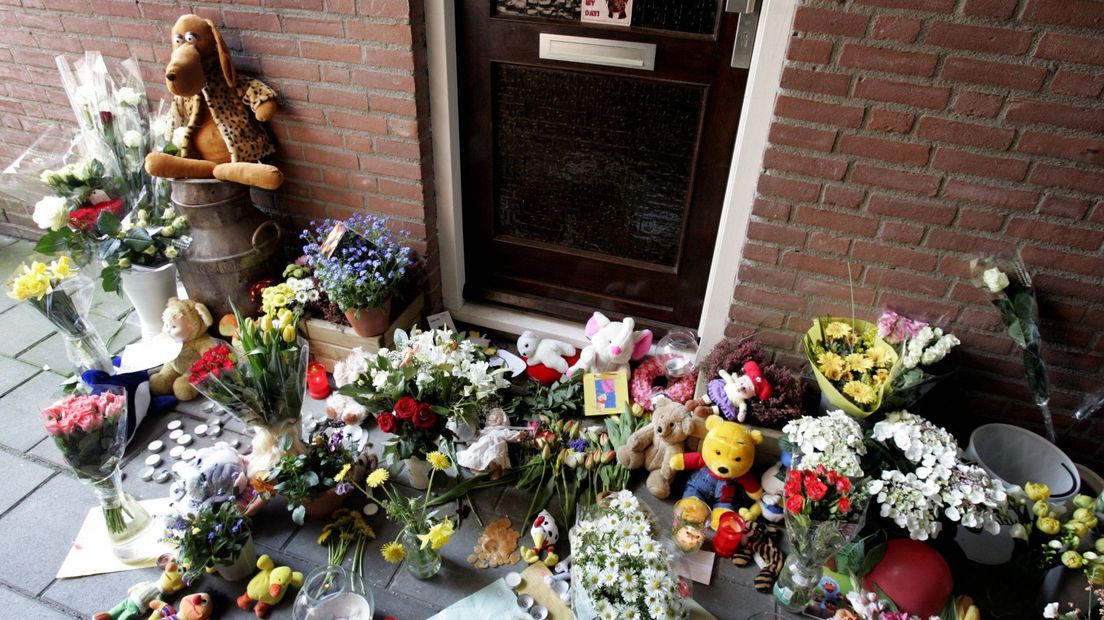 Bloemen, knuffels en kaarsjes bij het huis in Zoetermeer