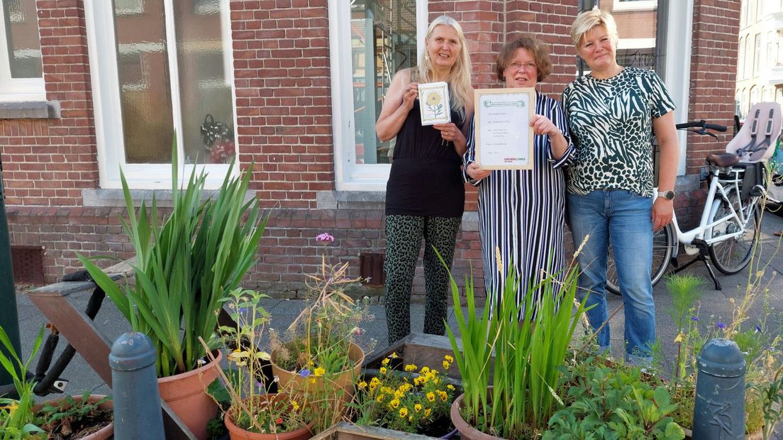 Jacqueline en Sylvia wonnen een prijs voor het vergroenen van Valkenbos