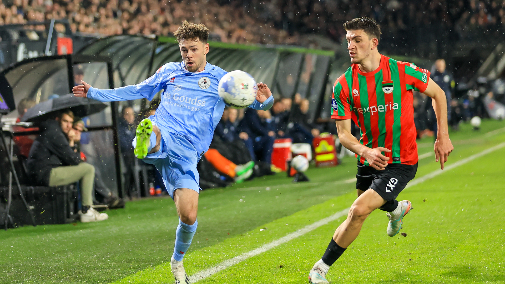 Van Bergen neemt een hoge bal aan tegen NEC