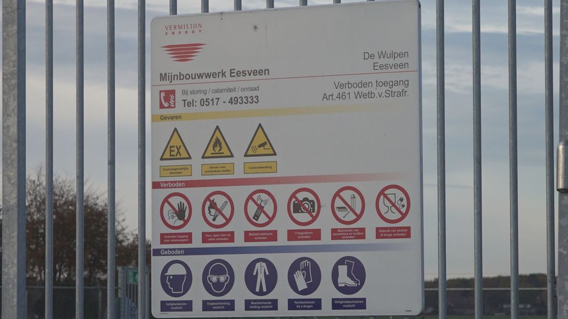 Waarschuwingsbord met verboden, geboden en lijst gevaarlijke stoffen bij gaswinlocatie in Eesveen