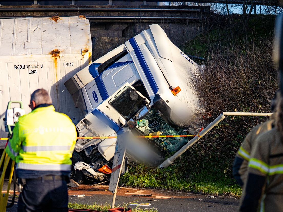 De cabine van de vrachtwagen raakte zwaar beschadigd