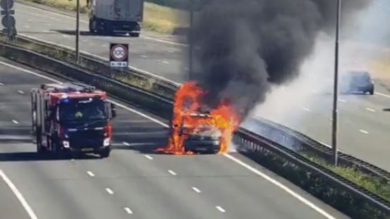 Flinke files in spits door brandende auto, kapotte vrachtwagen en ongelukken. Flinke files in spits door brandende auto, kapotte vrachtwagen en ongelukken.