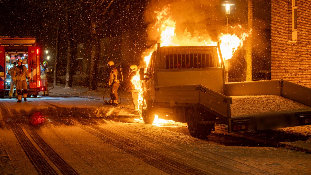 112 Nieuws: Twee auto's uitgebrand in Deventer, droger in brand in Den Ham