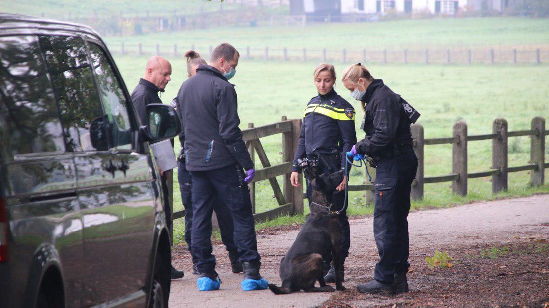 De politie doet zondagochtend onderzoek bij de ingang van Park Sonsbeek aan de Sonsbeekweg in Arnhem.