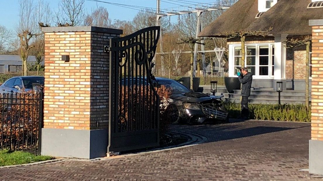 Bij de vrijstaande woningen in Apeldoorn waar dinsdagochtend een Ferrari en een Mercedes in vlammen opgingen, stond begin december ook al een peperdure auto in brand. Het ging toen om een Porsche. Een Bentley, die ernaast stond, raakte beschadigd.