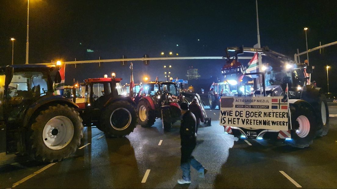 Eerder blokkeerden boeren tijdelijk het verkeer op het Julianaplein in Stad.