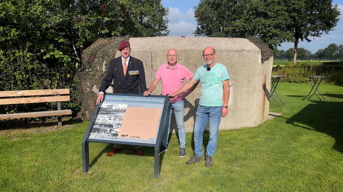 Jos Ouwerling, Henk Nijkamp en Herman Meijer herstelden de kazemat bij de Oosterhesselerbrug