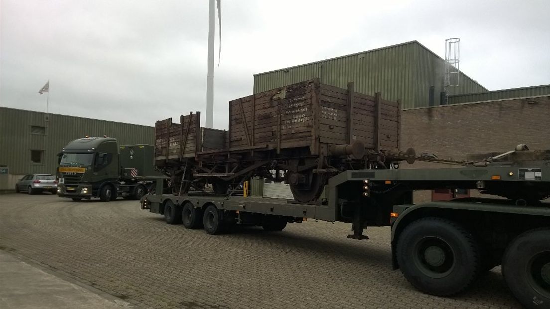 Een wagon komt aan bij de militaire werkplaats in Coevorden (Rechten: Frits Emmelkamp/RTV Drenthe)