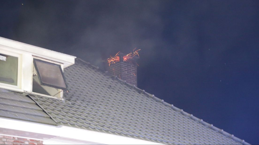 Schoorsteenbrand in Wierden slaat over naar zolder